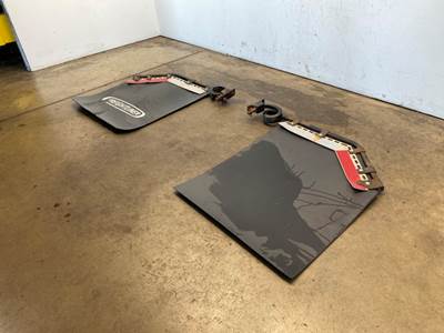 Used Freightliner Cascadia 126 SET, Mud Flap Hanger