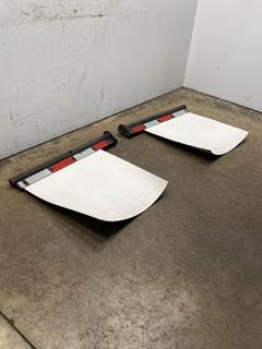 Used International LT625 SET, Mud Flap Hanger