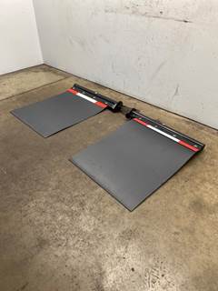 Used International LT625 SET, Mud Flap Hanger