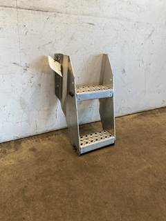 Used Mack Pinnacle CXU612 Frame Step