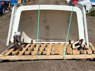 Used Freightliner Cascadia Cab Wind Deflector