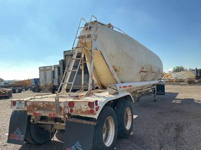 Fruehauf 1100 CF Dry Bulk / Pneumatic Tank Trailer