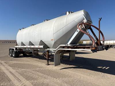 Fruehauf 1525 Dry Bulk / Pneumatic Tank Trailer