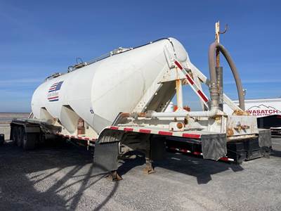 Fruehauf HABF2J985 Dry Bulk / Pneumatic Tank Trailer