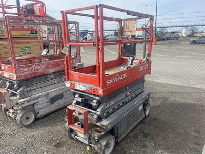Skyjack SJIII 3219 Scissor Lift - 19ft Working Height