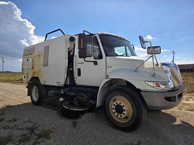 International DuraStar 4300 Sweeper Truck