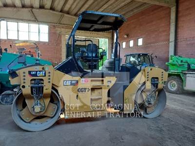 Caterpillar CB7 Asphalt Paver