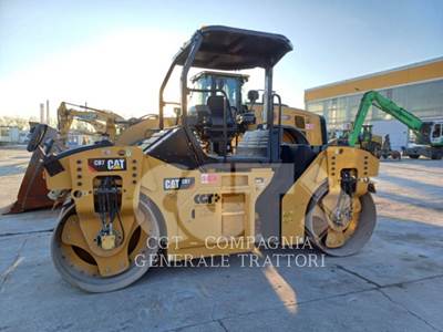 Caterpillar CB7 Asphalt Paver