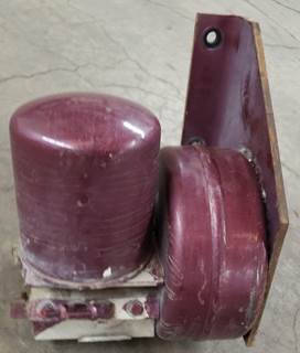 Air drier assembly P/N 5010694 pulled from a 2005 Kenworth W900B. Unit is in