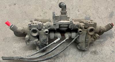 ABS modulator valves pulled from a PACCAR truck. Unit is in good used condition,