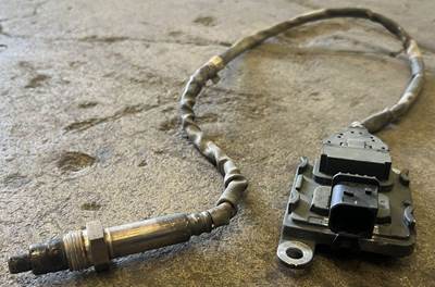 NOX sensor pulled from a PACCAR truck. Part is in good sued condition, see