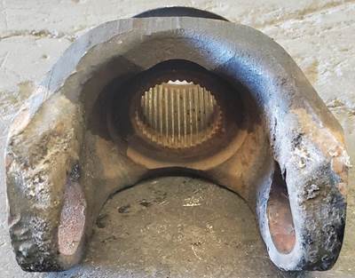 Full round 39 spline end yoke / power divider. Yoke is good used condition,