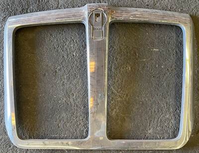 Kenworth grille surround pulled from a Kenworth. Grille surround has some