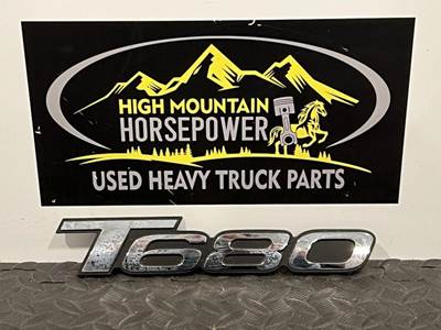 KENWORTH T680 
Right/Passenger Side Emblem  
P/N: R53-1035  