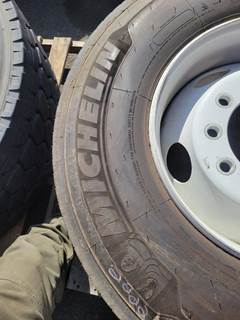 HUB PILOT 9.00x22.5 Tire & Rim for a Peterbilt 567