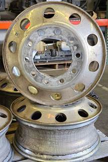 Peterbilt 389 Tire & Rim