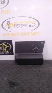 Mercedes-Benz OM460LA Valve Cover for a Freightliner COLUMBIA