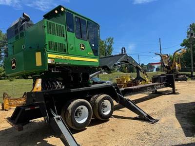 John Deere 437E Trailer-Mounted Log Loader