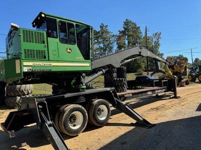 John Deere 437E Trailer-Mounted Log Loader