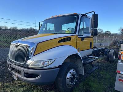 International DuraStar 4300 Single Axle Cab & Chassis Truck - 225HP, Automatic
