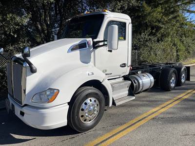 Kenworth T680 Tandem Axle Cab & Chassis Truck - Paccar, 400HP, 12 Speed Ultrashift Automatic
