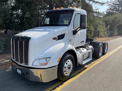 Peterbilt 579 Day Cab Truck - Paccar 405HP, 10 Speed Manual