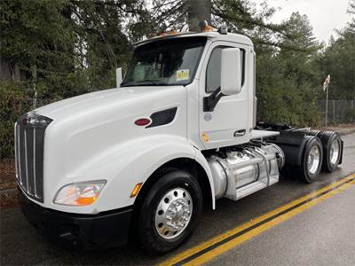 Peterbilt 579 Day Cab Truck - Paccar 455HP, 10 Speed Automatic
