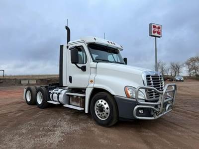 Freightliner Cascadia 125 Day Cab Truck - Detroit 455HP, 12 Speed Dt12 Amt