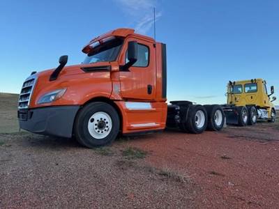 Freightliner Cascadia 126 Day Cab Truck - Detroit 400HP, 12 Speed Dt12 Amt