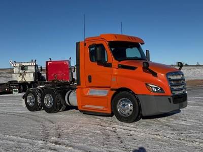 Freightliner Cascadia 126 Day Cab Truck - Detroit 400HP, 12 Speed Dt12 Amt