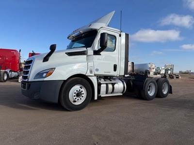 Freightliner Cascadia 126 Day Cab Truck - Detroit 435HP, 12 Speed Dt12 Amt