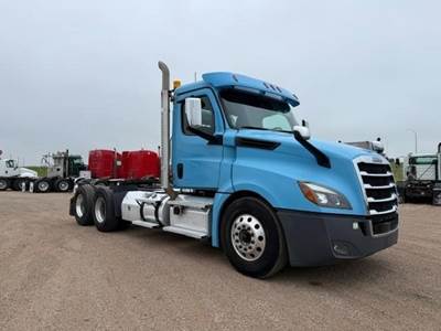 Freightliner Cascadia 126 Day Cab Truck - Detroit 455HP, 12 Speed Dt12 Amt