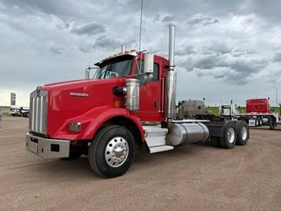 Kenworth T800 Day Cab Truck - Caterpillar 550HP, 13 Speed Manual