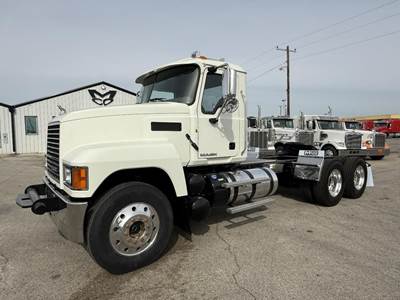 Mack Pinnacle CHU613 Day Cab Truck - 415HP