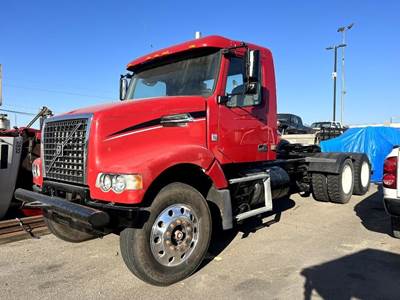 Volvo VHD64FT200 Day Cab Truck - 475HP