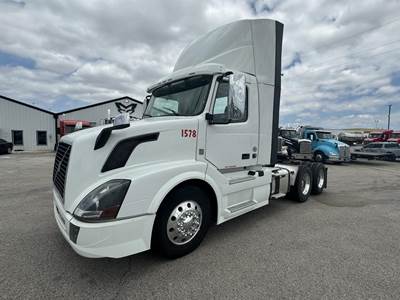 Volvo VNL62T300 Day Cab Truck - D13 425HP