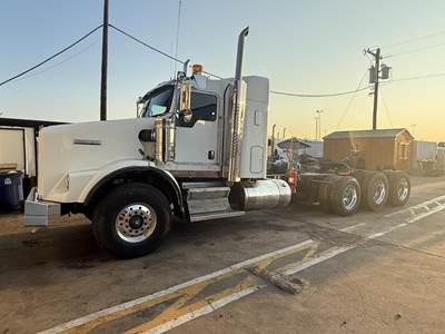 Kenworth T800 Sleeper Semi Truck - Cummins 550HP