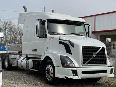 Volvo VNL64T630 Sleeper Semi Truck - 455HP