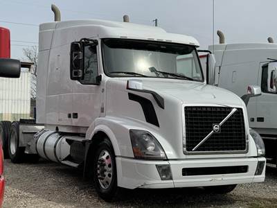 Volvo VNL64T630 Sleeper Semi Truck - 455HP