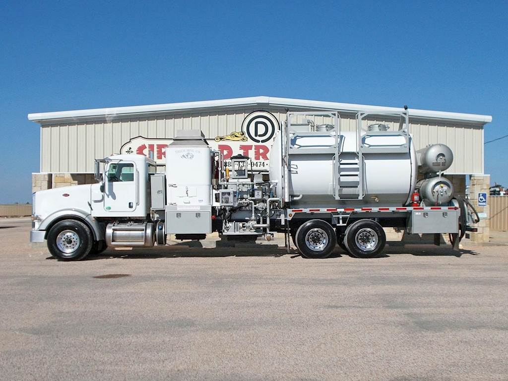 2017 Peterbilt 367 Asphalt Truck