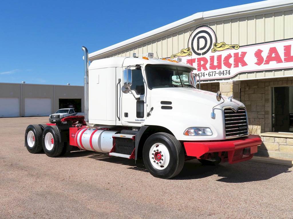 2015 Mack Pinnacle CXU613 Sleeper Semi Truck 42" Flat Top Sleeper