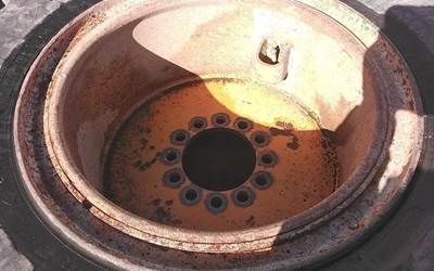 Dresser 520 Tire & Rim