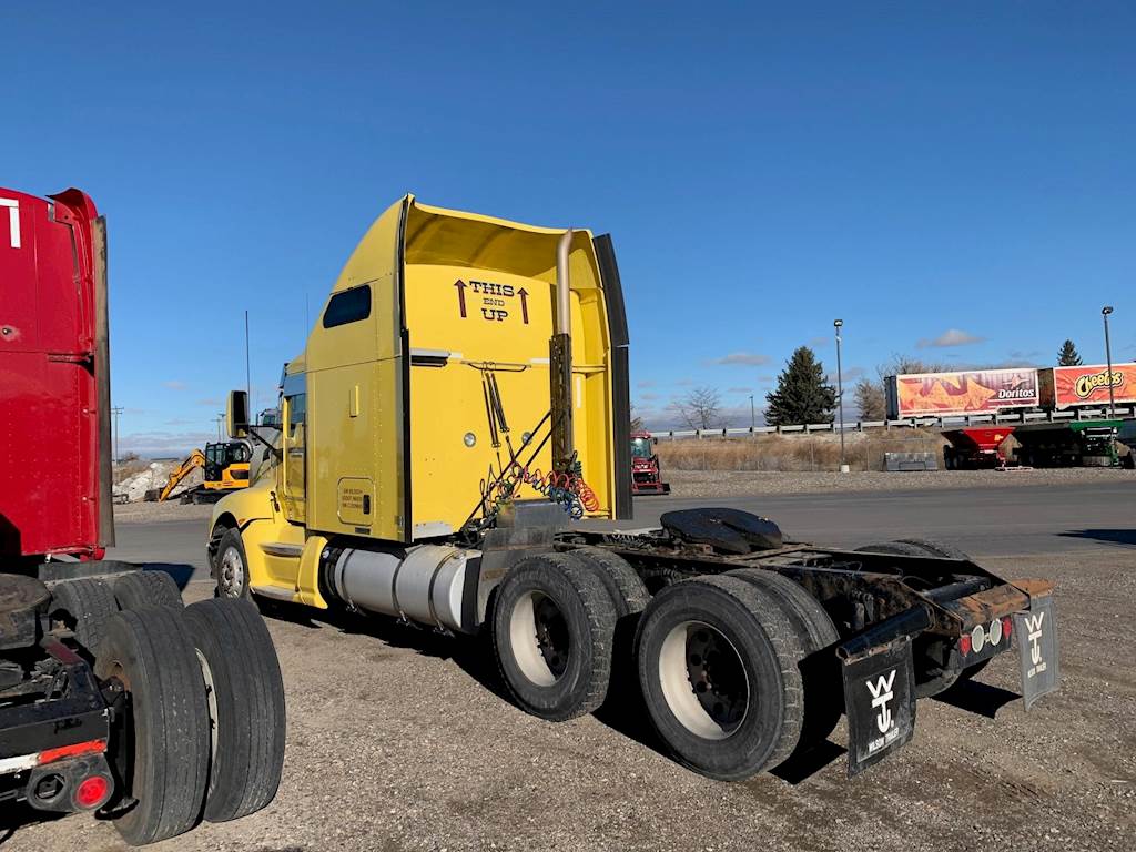 2012 Kenworth T600 Sleeper Semi Truck 72" Raised Roof Sleeper, Paccar