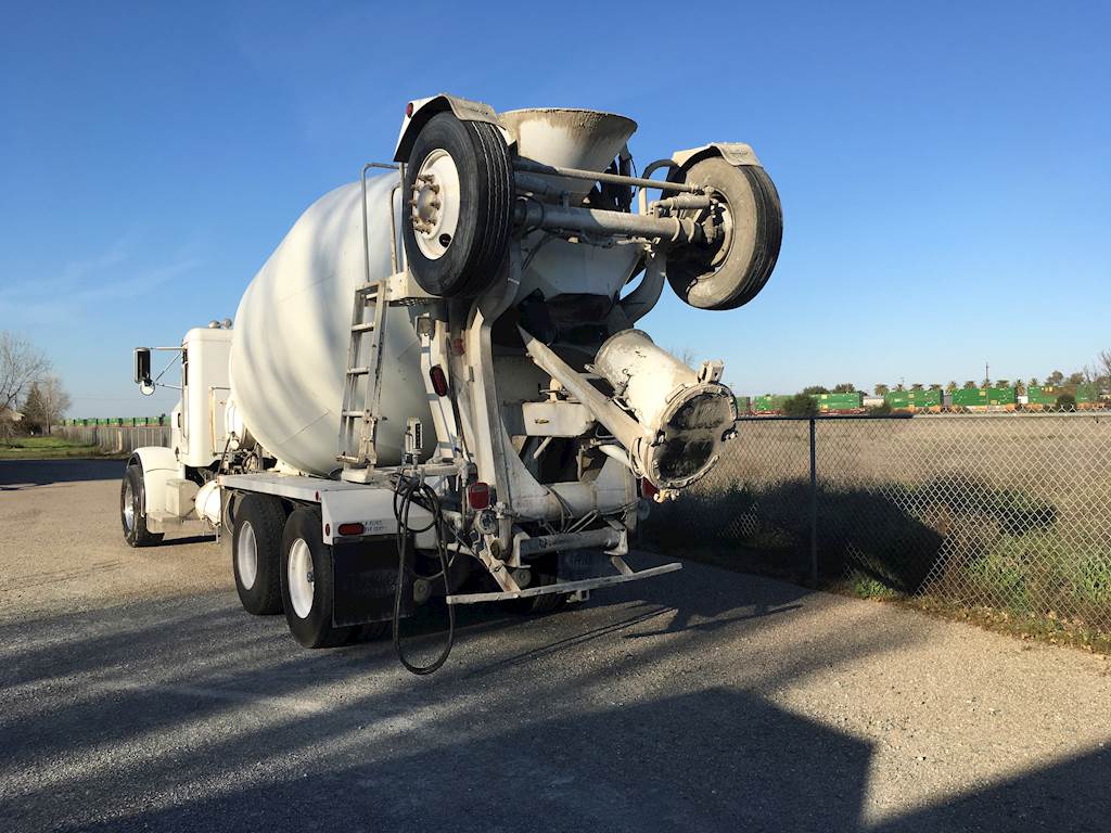 1998 Peterbilt 359 Mixer / Ready Mix / Concrete Truck McNeilus 10.5