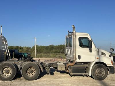 2014 Freightliner Day Cab Truck