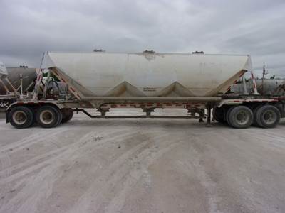 1981 Fruehauf Dry Bulk / Pneumatic Tank Trailer