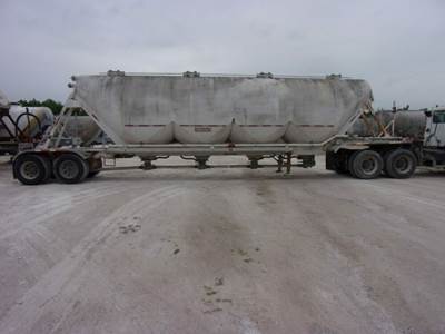 1986 Fruehauf Dry Bulk / Pneumatic Tank Trailer