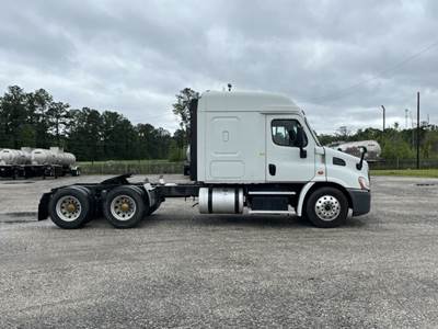 2016 Freightliner Sleeper Semi Truck