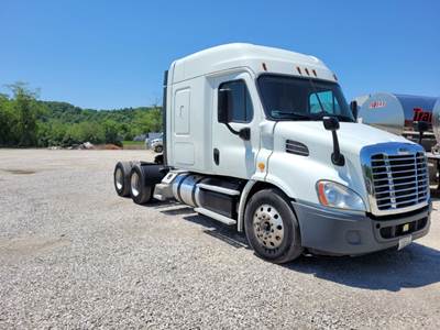 2016 Freightliner Sleeper Semi Truck