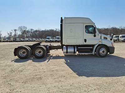 2016 Freightliner Sleeper Semi Truck
